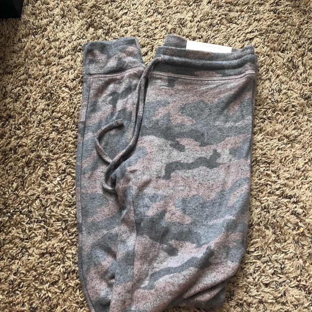 NWT AE Pink Camo Plush Leggings